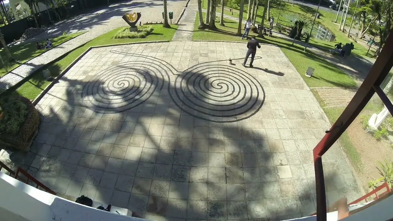 Obra Vidrado, um mural feito no piso - Anderson Alberton
